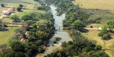 imagem de um campo com um rio