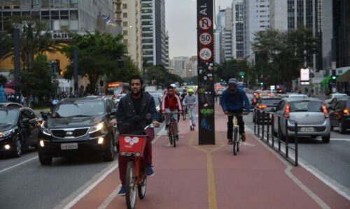 homem andando de bicicleta em uma ciclovia