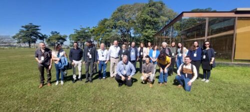 grupo de pessoas posando para um foto em um campo gramado