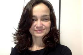 foto de uma mulher branca, de cabelos compridos e que aparece do pescoço para cima