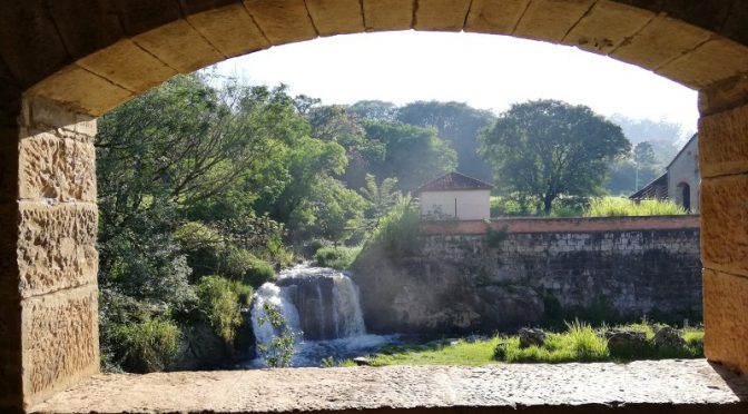 Imagem mostra a parte inferior de uma ponte