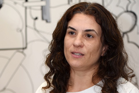 mulher branca com cabelos longos e castanhos