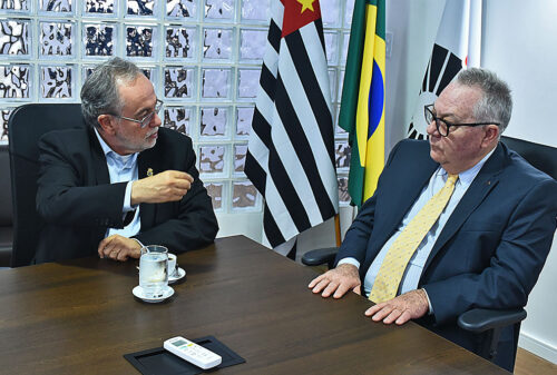 Reitor da Unicamp, Paulo Cesar Montagner (dir.) recebe o reitor Germano Rigacci jr