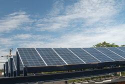 Placas de energia fotovoltaica instaladas no campus: as métricas do THE estão organizadas em torno dos 17 ODS.