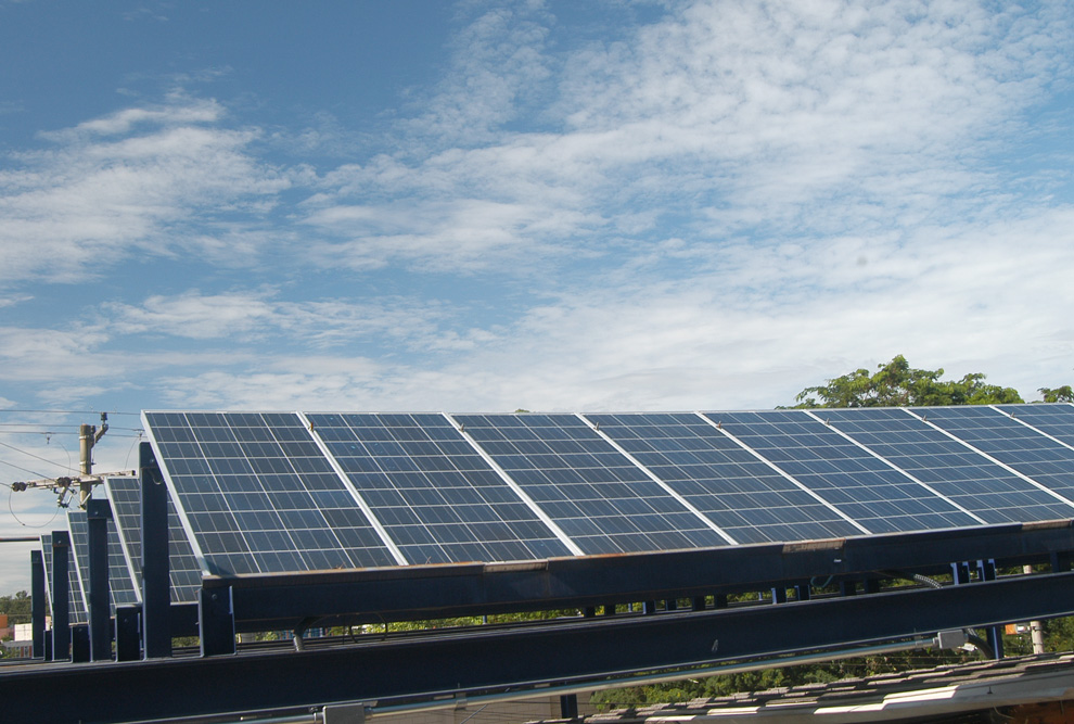Placas de energia fotovoltaica instaladas no campus: as métricas do THE estão organizadas em torno dos 17 ODS.