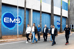 O vice-presidente da EMS, Marcos Sanchez, começou a apresentação com a questão: “O que é possível fazermos juntos com a Unicamp?”. Ao lado de Diego Neufert, chief technology officer (CTO), os executivos mostraram a evolução da farmacêutica, os investimentos em novos medicamentos e nas novas tecnologias e o interesse da empresa na Universidade. “A Unicamp é a instituição com mais know-how em transferência de tecnologia do Brasil, há possibilidades enormes de parceria”, afirmou Sanchez. “Nossos projetos são complexos e não há como não unir a ciência com a academia”, completou Neufert. O diretor executivo científico da EMS, Fabio Barros, que apresentou, ainda, as novas instalações tecnológicas da unidade de Hortolândia, enfatizou que as parcerias poderão dar vazão às pesquisas desenvolvidas pela Unicamp para transformá-las em produtos. “Temos o ecossistema, as fábricas e os advogados, que são importantes para que os desenvolvimentos aconteçam até o produto chegar ao consumidor final. É boa ciência, com produtos para melhorar a vida das pessoas”, completou.