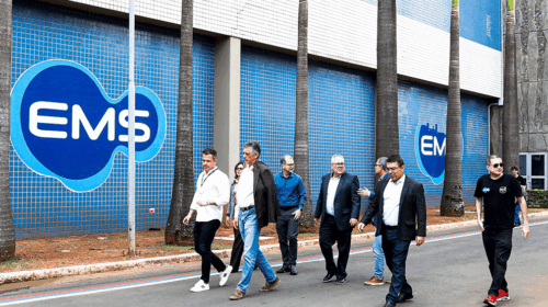 O vice-presidente da EMS, Marcos Sanchez, começou a apresentação com a questão: “O que é possível fazermos juntos com a Unicamp?”. Ao lado de Diego Neufert, chief technology officer (CTO), os executivos mostraram a evolução da farmacêutica, os investimentos em novos medicamentos e nas novas tecnologias e o interesse da empresa na Universidade. “A Unicamp é a instituição com mais know-how em transferência de tecnologia do Brasil, há possibilidades enormes de parceria”, afirmou Sanchez. “Nossos projetos são complexos e não há como não unir a ciência com a academia”, completou Neufert. O diretor executivo científico da EMS, Fabio Barros, que apresentou, ainda, as novas instalações tecnológicas da unidade de Hortolândia, enfatizou que as parcerias poderão dar vazão às pesquisas desenvolvidas pela Unicamp para transformá-las em produtos. “Temos o ecossistema, as fábricas e os advogados, que são importantes para que os desenvolvimentos aconteçam até o produto chegar ao consumidor final. É boa ciência, com produtos para melhorar a vida das pessoas”, completou.